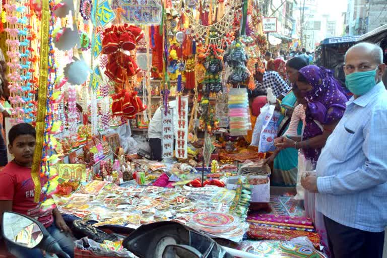 crowd in market on occasion of diwali