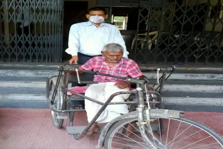 Red Cross society gave tri-cycle to divyang in dhanbad