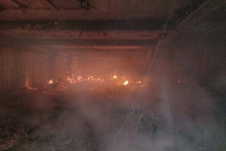 fire broke out in banquet hall in lucknow