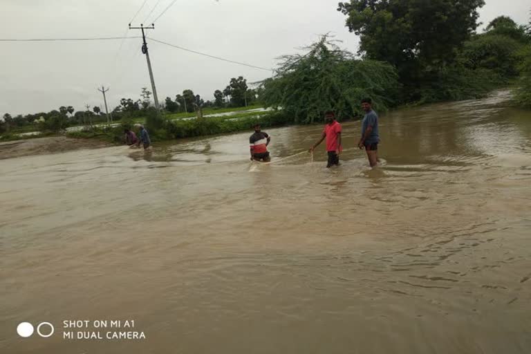 ఉద్ధృతంగా ప్రవహిస్తున్న వాగు.. రెండు గ్రామాల మధ్య రాకపోకలు బంద్