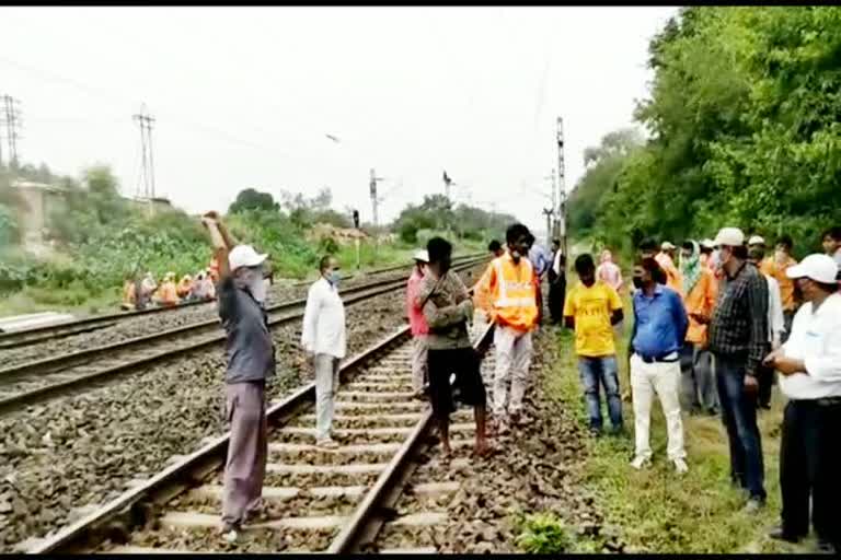 rail worker dies due to train hit in dhanbad
