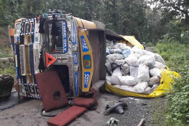 Truck overturned in mandla