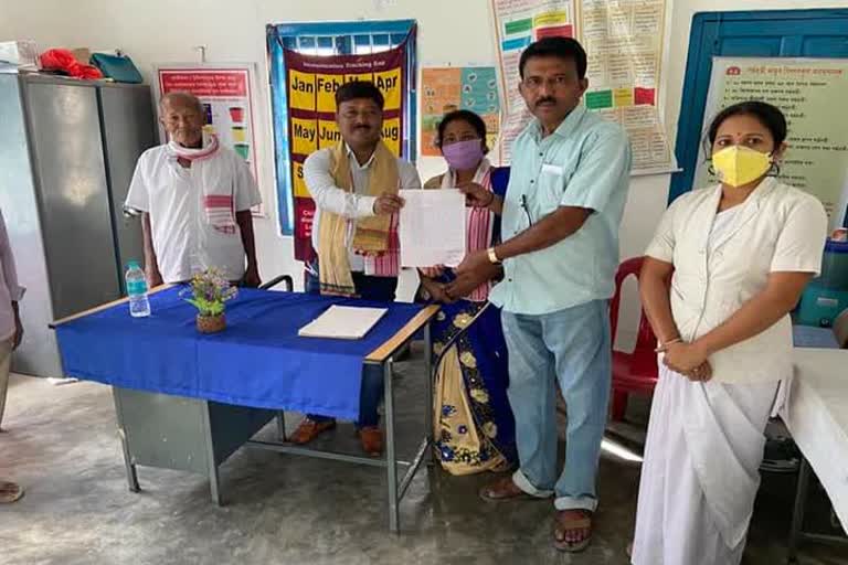 MLA Chakradhar Gohoi visits khoang Haladhibari health center