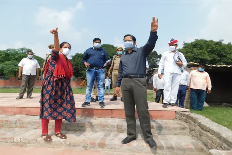 पार्क का जायजा लेते अधिकारियों के साथ डीएम पुलकित खरे.