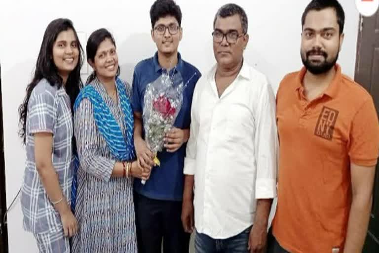 vivek got 34th ranks in all india in neet examination