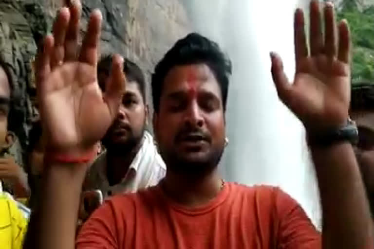 bhojpuri singer ritesh pandey visits tutala bhavani temple 