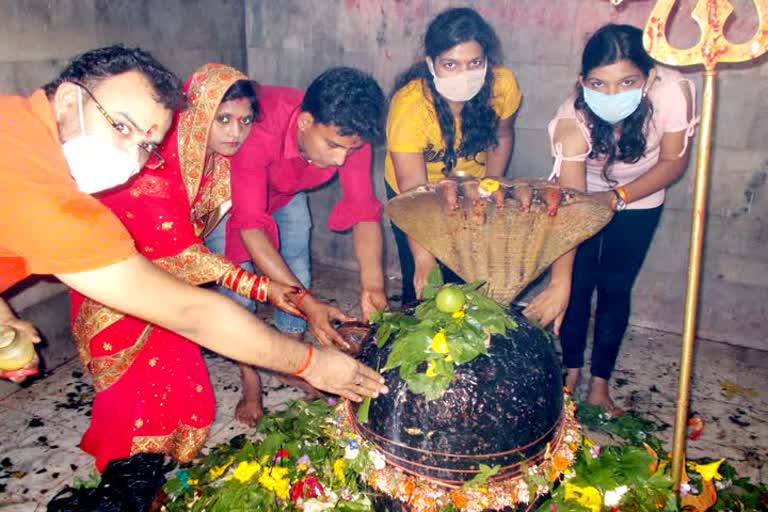   शेखपुरा: श्रावणी पूर्णिमा के मौके पर शिव-पार्वती मंदिर में श्रद्धालुओ ने की पूजा