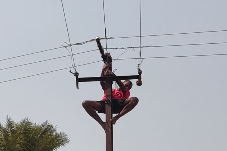 mentally deranged youth disrupts electricity for several hours in nawada