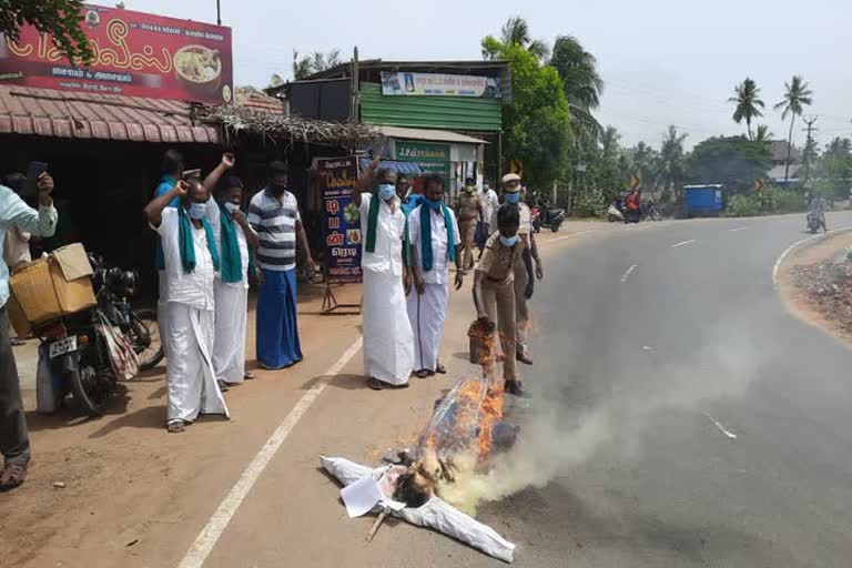 மன்னார்குடியில் எடியூரப்பாவின் உருவபொம்மையை எரித்து 