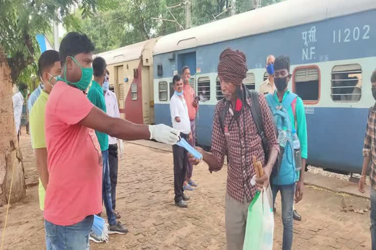 107 workers arrived in Latehar by special train from Tripura