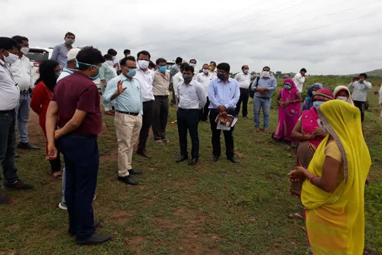 Barwani Collector visits plantation site 