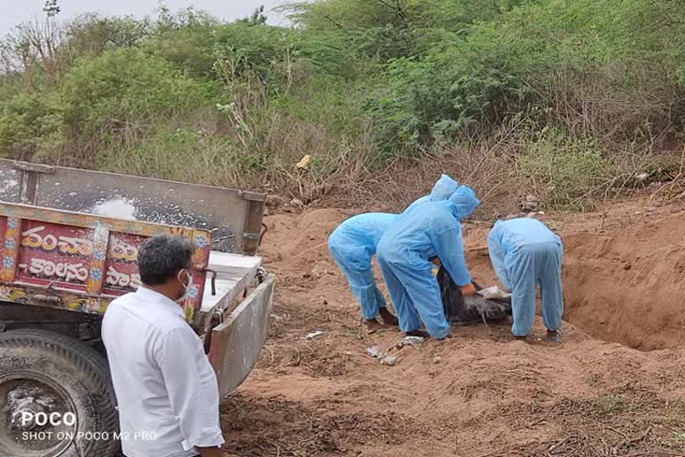 కరోనాతో మృతి చెందిన వ్యక్తికి అంత్యక్రియలు