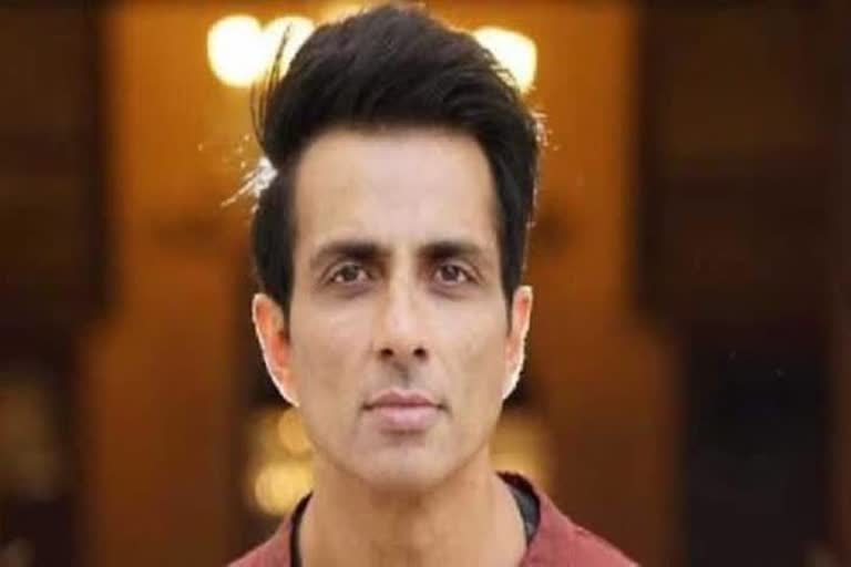 Sonu Sood sent 220 migrants to home 