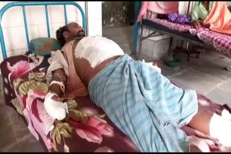 Man attacked by wife and inlaws, মোবাইল নিয়ে বচসার জেরে আক্রান্ত ব্যক্তি 