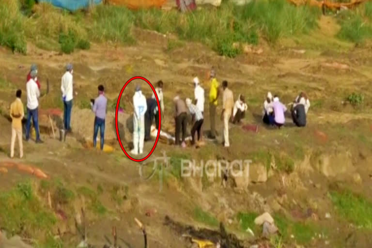 dead bodies found on ganga banks dead bodis found at mahadevi ganga ghat dead bodies found at mahadevi ganga ghat in kannauj many dead bodies found in sand dead body found in sand at mahadevi ganga ghat many dead body found in sand at mahadevi ganga ghat Bodies found buried on the Ganga Ghat bodies found buried in sand bodies found buried in sand in Kannauj bodies of suspected Covid patients Mahadevi Ganga Ghat 50 bodies found buried in sand along Ganga in Kannauj 50 bodies Ganga ഉത്തര്‍പ്രദേശിലെ കണ്ണൗജ് ജില്ലയില്‍ നിന്നുള്ള 50 മൃതദേഹങ്ങൾ ഗംഗാതീരത്ത് കുഴിച്ചിട്ട നിലയിൽ ഉത്തര്‍പ്രദേശ് 50 മൃതദേഹങ്ങൾ ഗംഗ