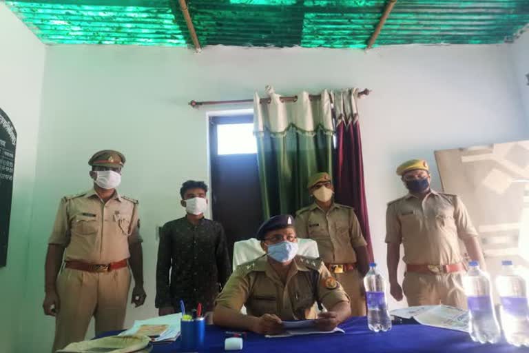 पुलिस की गिरफ्त में आरोपी.