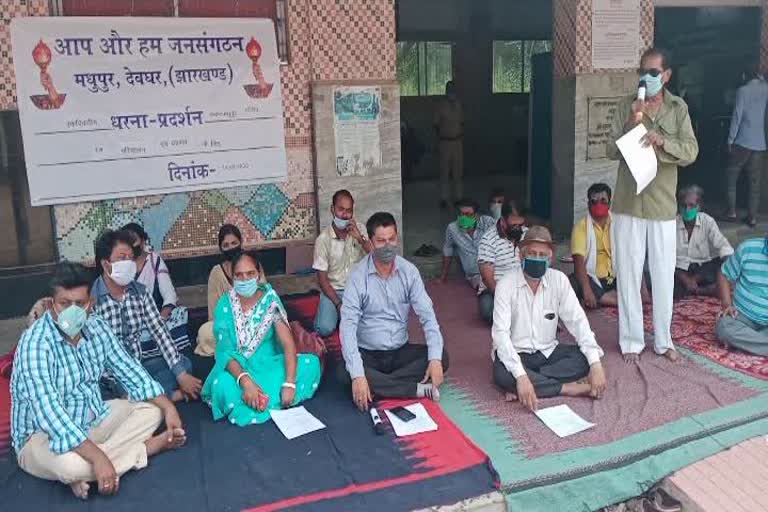 protest over train stop and operation demand in Deoghar