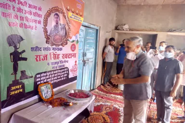 minister rao inderjit singh paid tribute to martyr raj singh