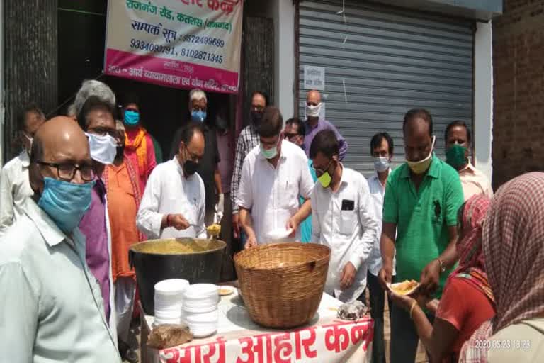 Arya food centre distributed food, भोजन वितरण करते लोग