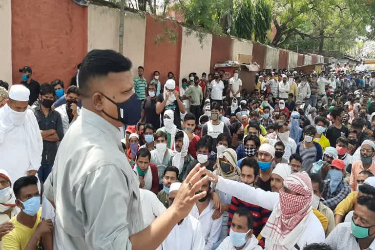 People opposed to barricades in Hindpiri of ranchi