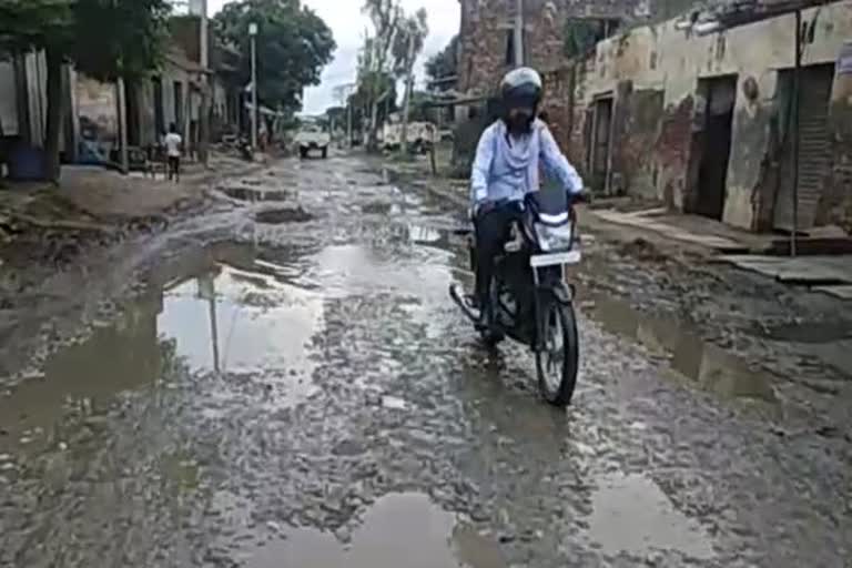 सड़कों के गड्ढे भरने में बजट का टोटा. 