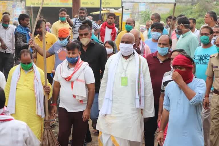 minister shriram chauhan sweep the message of cleanliness