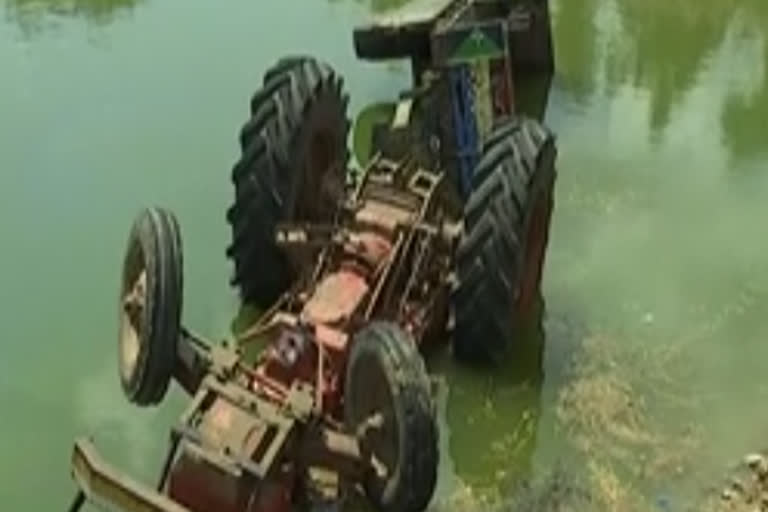 tractor falls into pond Nellore tractor accident Sajjapuram village tractor accident tractor Nellore district of Andhra Pradesh Sajjapuram village in Nellore mandal Andhra Pradesh tractor accident നെല്ലൂർ ട്രാക്‌ടർ അപകടം ട്രാക്‌ടർ അപകടം ട്രാക്‌ടർ മറിഞ്ഞു കർഷക തൊഴിലാളികൾ കർഷക തൊഴിലാളികളുടെ മരണം farmers farmers death tractor accident ആന്ധ്രാപ്രദേശ് അപകടം ആന്ധ്രാപ്രദേശ് ട്രാക്‌ടർ അപകടം