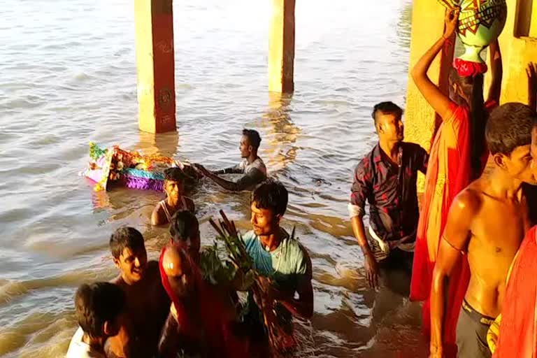 devotees gathered to immerse manjusha statue