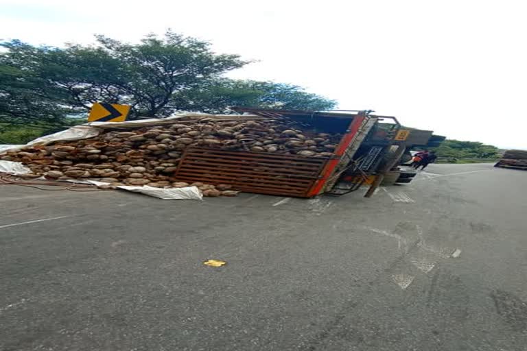 lorry overturns