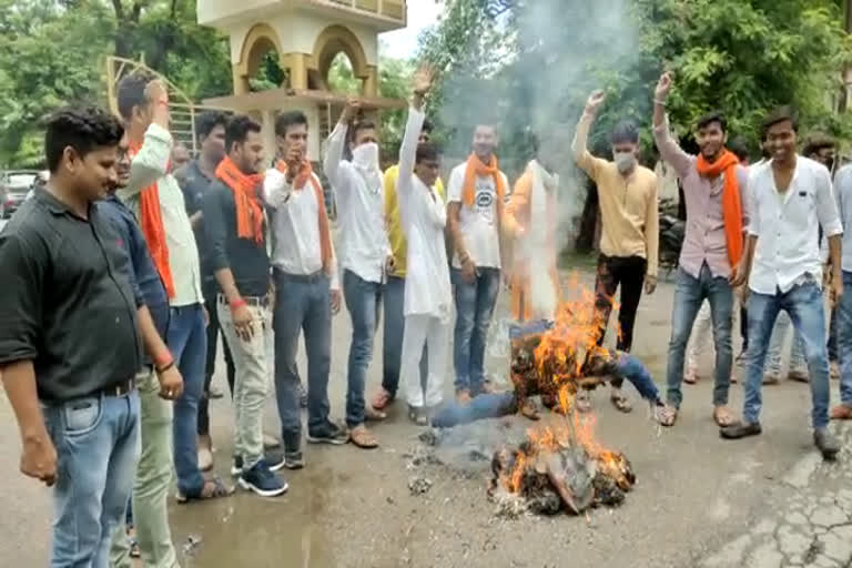 student burnt the vice chancellor effigy  