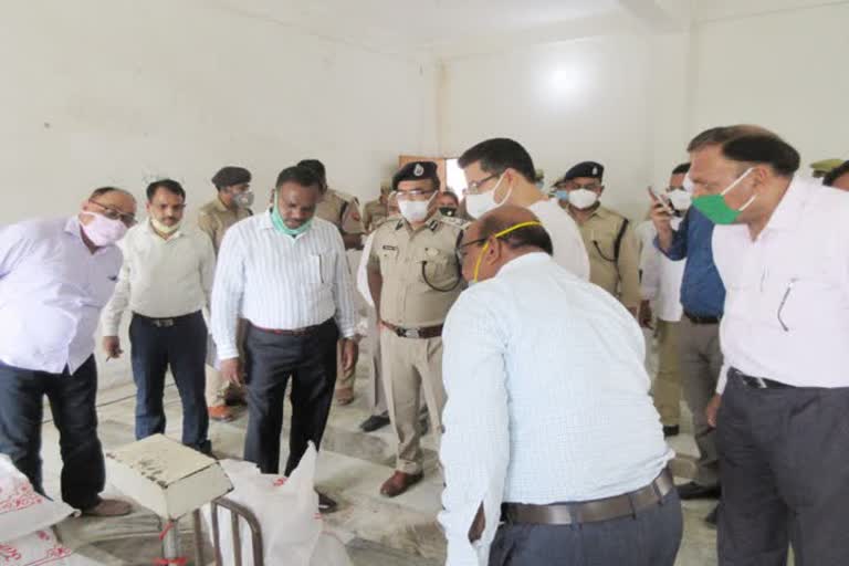 pratapgarh commissioner inspected wheat purchase centers in lakshampur