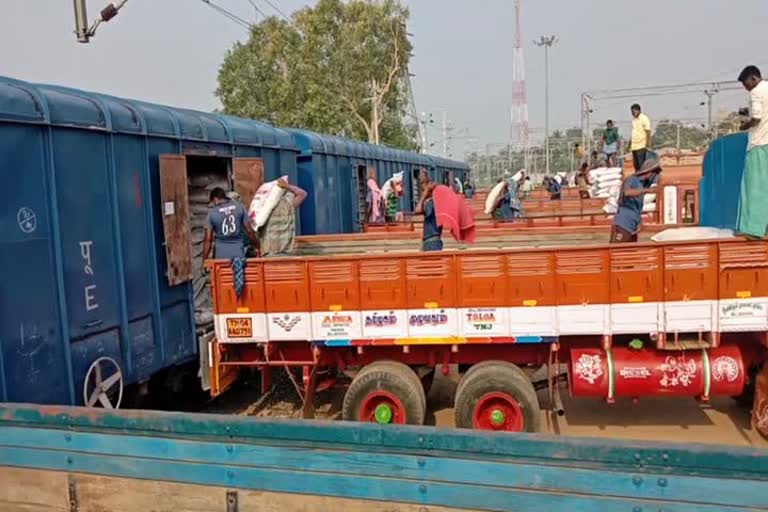 Fertilizers brought to Tanjore by train: Farmers happy!