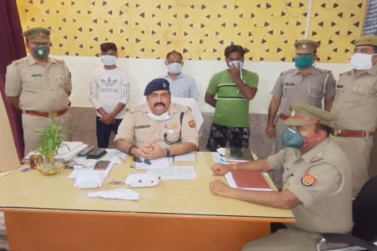 पुलिस की गिरफ्त में पकड़े गए तस्कर.