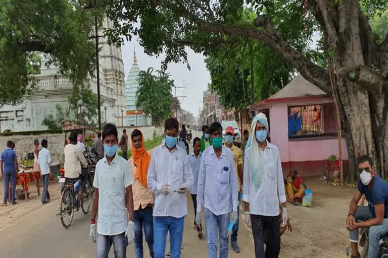 jdu workers distribute sanitizer and mask