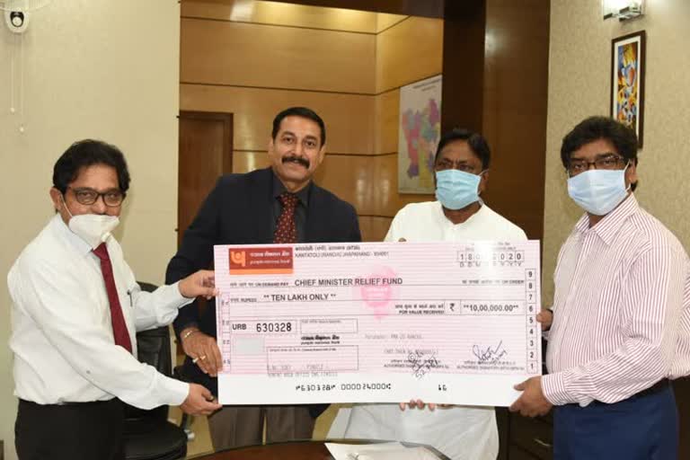 punjab national bank donates 10 lakh in cm relief fund