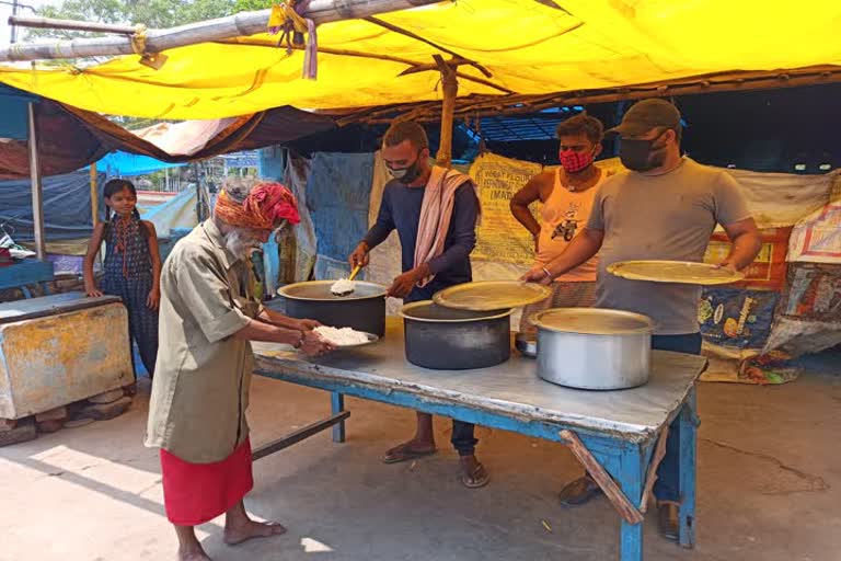 गरीबों को खिलाया जा रहा खाना