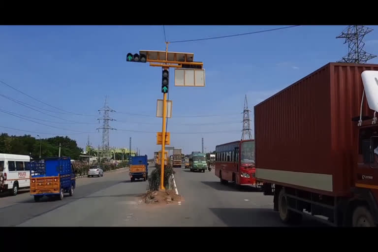 ஸ்ரீபெரும்புதூர் மற்றும் ஓரகடம் பகுதியில்(Traffic signal) போக்குவரத்து சமிக்கையை காஞ்சிபுரம் மாவட்ட கண்காணிப்பாளர் சண்முகப்பிரியா ஐபிஎஸ் திறந்துவைத்தார்