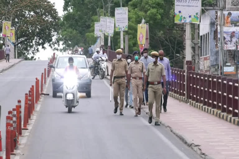    SP inspects curfew in Guntur