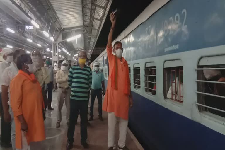 migrant laborers sent to gorakhpur by shramik special train