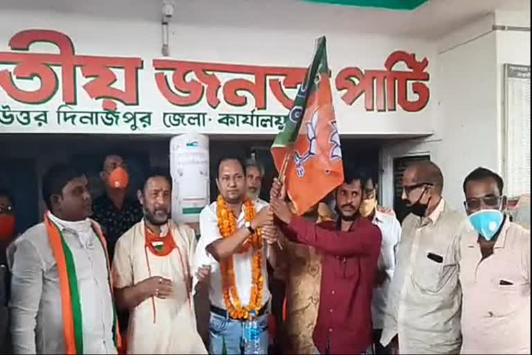 তৃণমূল ছেড়ে BJP-তে যোগ কয়েকশো কর্মীর