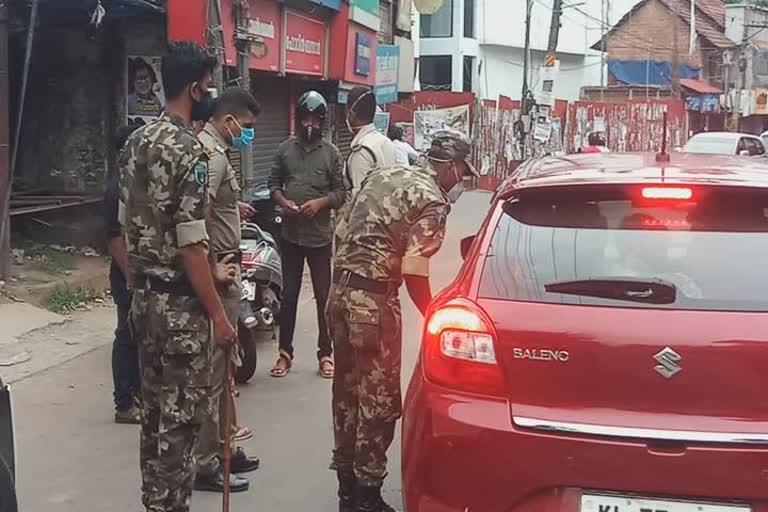 കൊവിഡ് മാനദണ്ഡങ്ങള്‍ ലംഘിച്ചു ; പിഴ ചുമത്തിയത് 2,85000 രൂപ Police cheking kozhikode nadapuram Police tighten covid check kozhikode nadapuram Police tighten covid check at kozhikode nadapuram കൊവിഡ് മാനദണ്ഡങ്ങള്‍ കൊവിഡ് മാനദണ്ഡങ്ങള്‍ ലംഘിച്ചു ; പിഴ ചുമത്തിയത് 2,85000 രൂപ