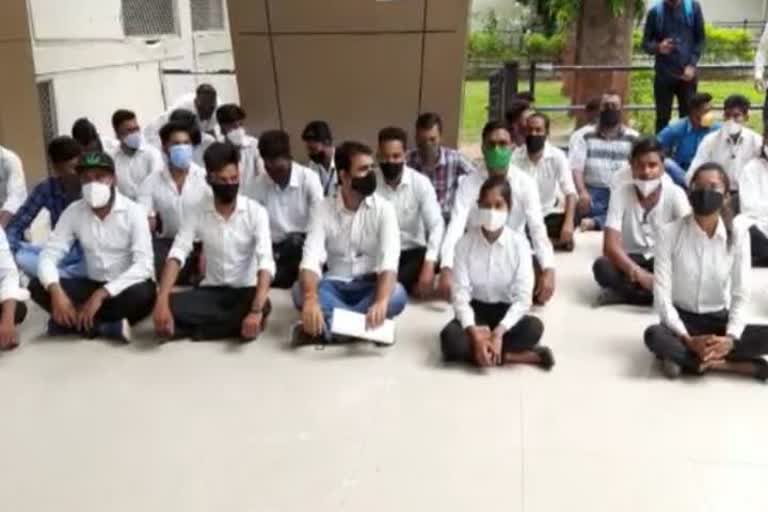 સરદાર પટેલ યુનિવર્સિટી બહાર વિદ્યાર્થીઓ બેઠા ભૂખ હડતાલ પર 