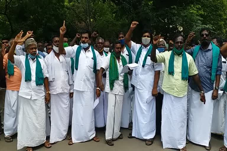 Tamil Nadu Cauvery Farmers' Union protests against crop insurance company