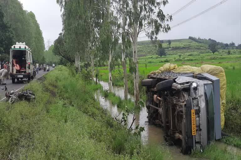 मालवाहक वाहन ने बाइक सवार को मारी टक्कर