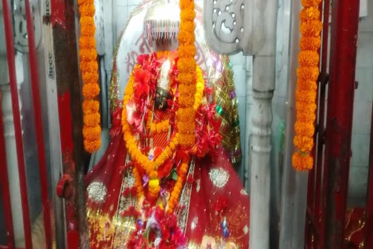 crowd of devotees at dakshineswar mahakali temple