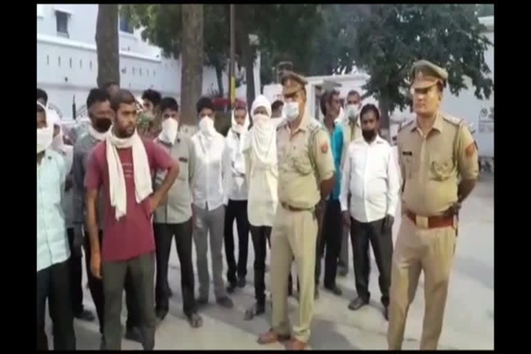 घटनास्थल पर पहुंची पुलिस के साथ खड़े ग्रामीण