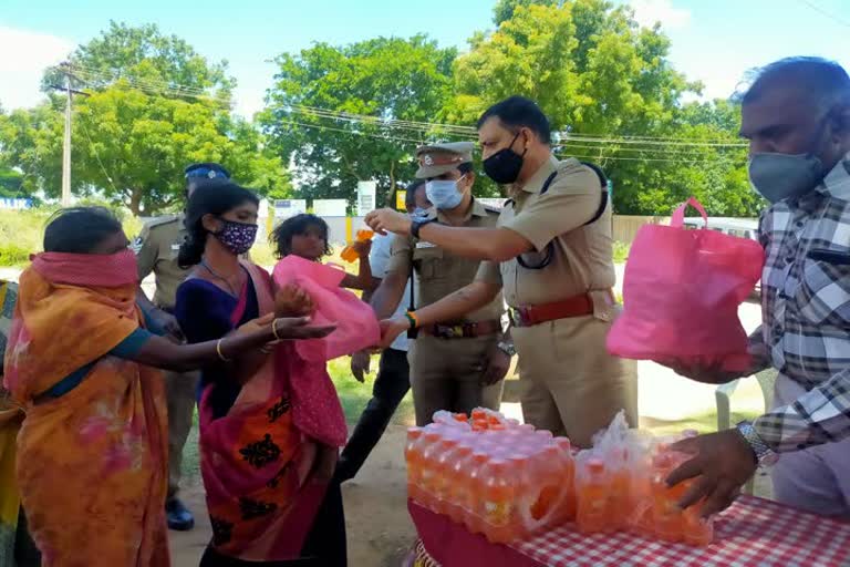 நரிக்குறவர் மக்களுக்கு நிவாரணப் பொருகள்களை வழங்கிய காவல்துறையினர்...