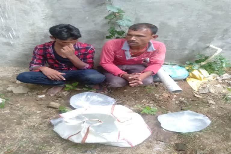 villagers caught two smugglers with liquor