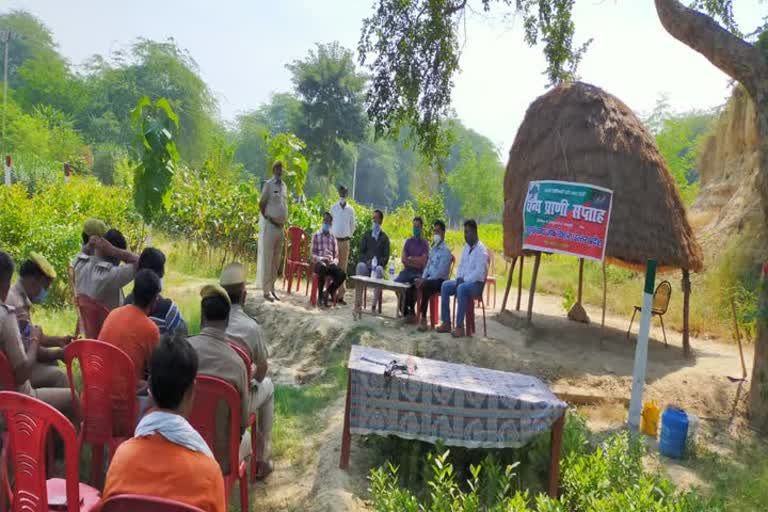 वन्य प्राणी सप्ताह में ग्रामीणों को जानकारी देते अधिकारी.