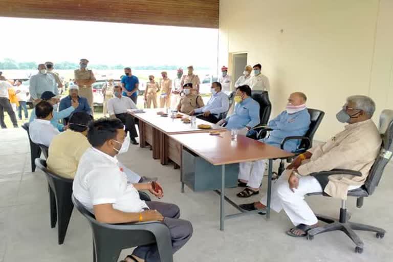 mp vijay dubey held meeting with officers in kushinagar